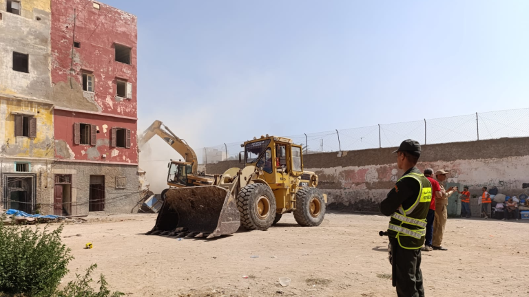 Projet Royal Hajj : les autorités d'Al-Bayda continuent de démolir des maisons à Darb Al-Ma'izi, dans la vieille ville