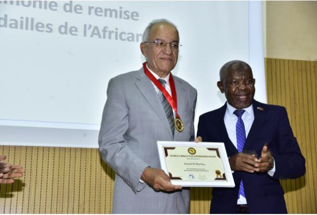 Université Mohammed V de Rabat: Le Professeur Farid El Bacha décoré de la Médaille de la Reconnaissance Africaine pour son engagement exceptionnel