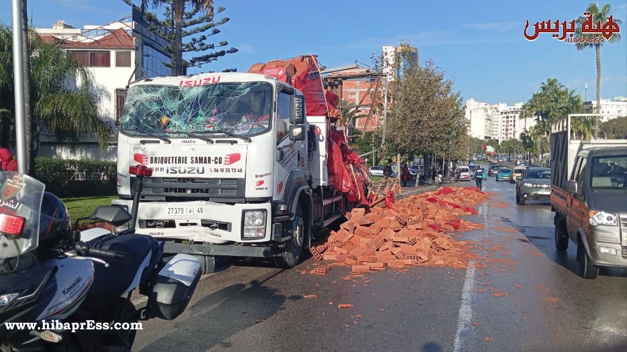 Tanger.. Blessés suite à la collision d’un camion chargé de « briques » avec un panneau publicitaire (photos)