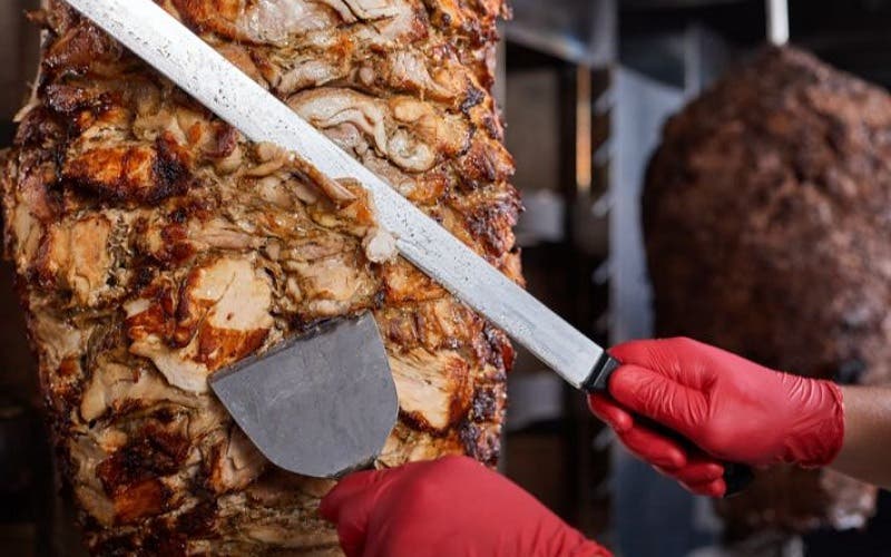 Al-Bayda.. La censure révèle une cache de viande avariée utilisée dans le shawarma.