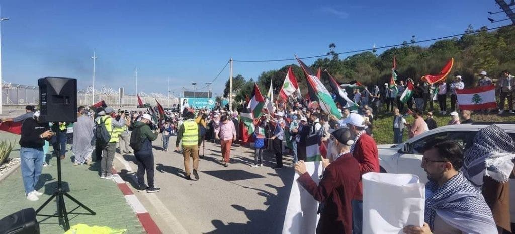 Avec des drapeaux palestiniens…manifestations devant le port de Tanger contre l’accostage d’un navire d’armes à destination d’Israël