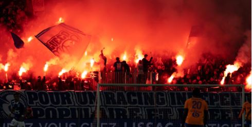 Un supporter français brûle un drapeau algérien dans les gradins lors d’un match de Ligue 1 française. Conséquences