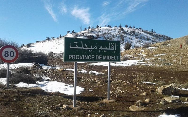 En raison de la vague de froid et de la pluie, un habitant d’un rond-point de la région de Midelt appelle à l’aide