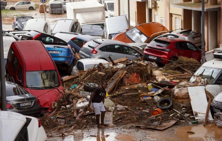 Inondations à Valence... Des membres de la communauté marocaine se rassemblent dans une mosquée pour soutenir les sinistrés