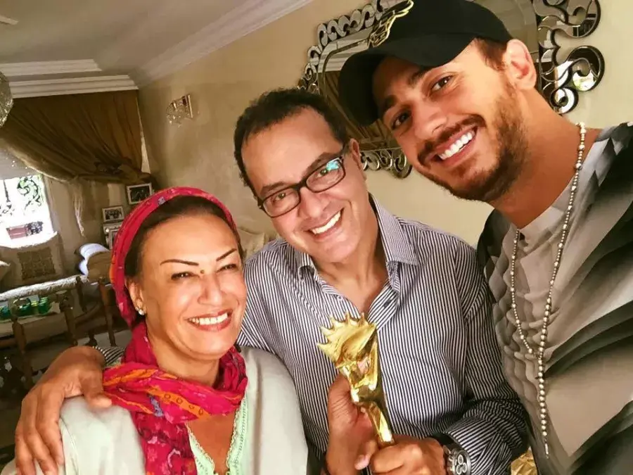 « Je suis fière de toi. » L’actrice Nozha Regragui soutient son fils Saad Lamjarradi.