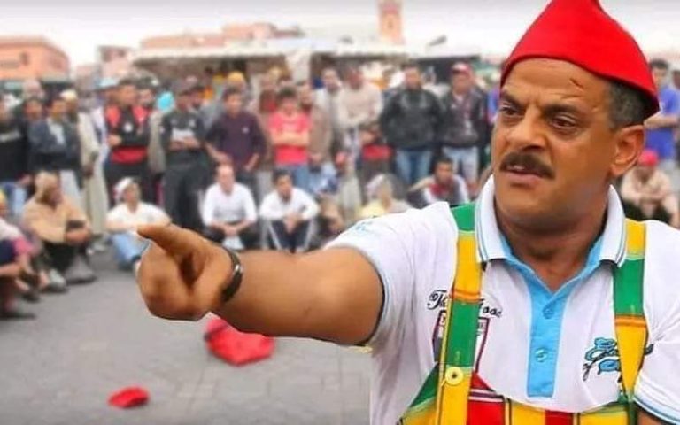 La mort du « Christ », l'un des pionniers de l'art « Hala », sur la place Jemaa El Fna à Marrakech