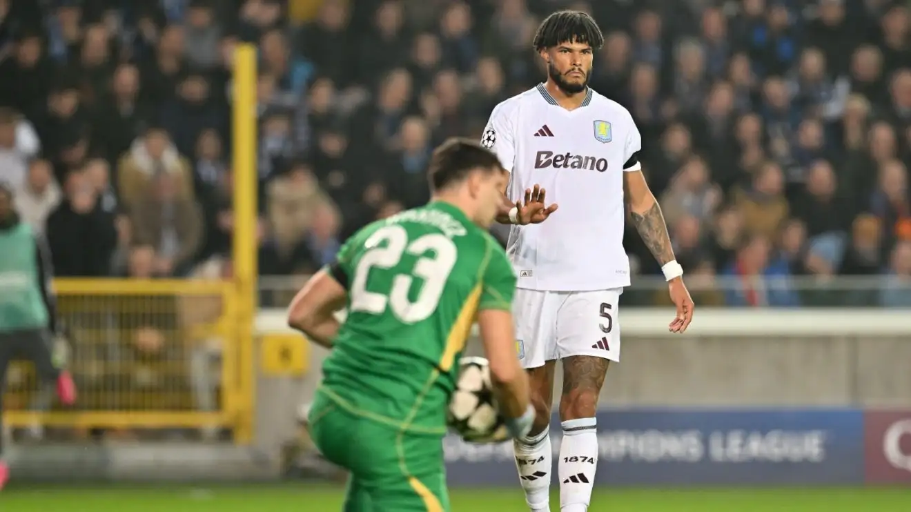 Le défenseur d’Aston Villa provoque le penalty le plus étrange de la Ligue des Champions (vidéo)