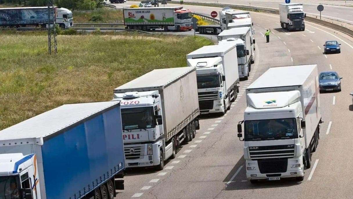 Les attaques des gangs et des « mouvements » contre les chauffeurs routiers internationaux atteignent le Parlement