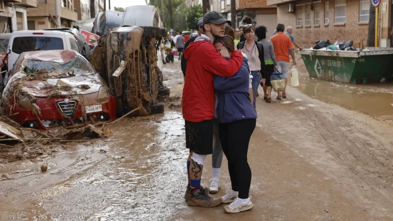 Les membres de la communauté marocaine participent à une campagne pour aider les personnes touchées par les inondations de Valence
