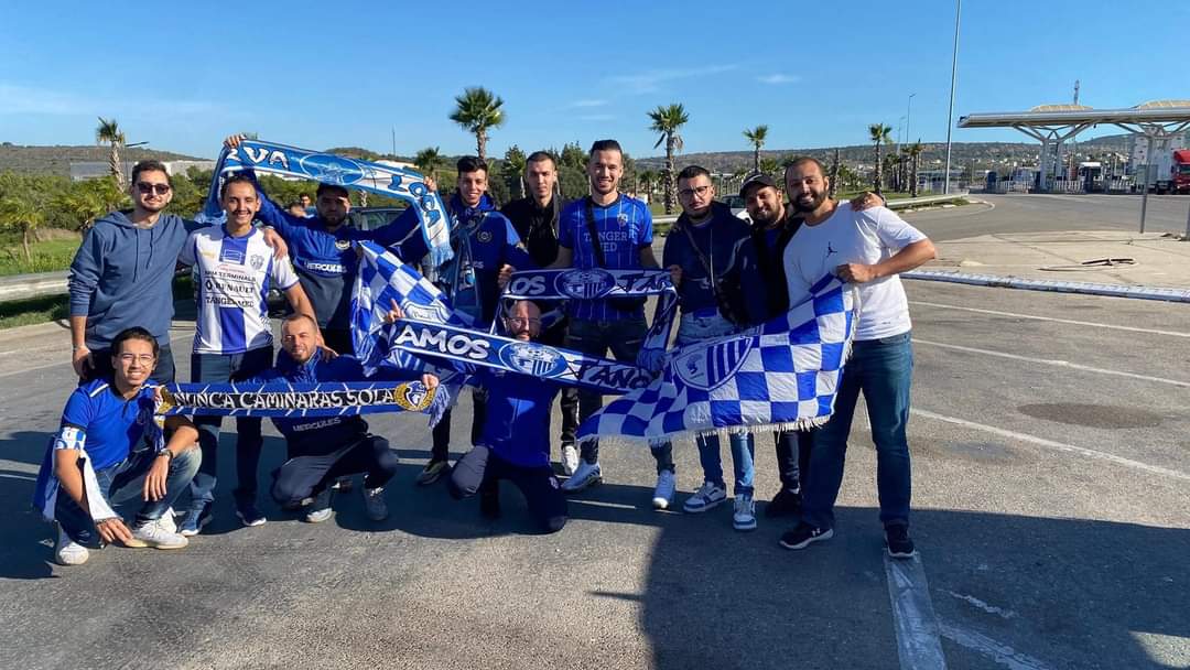 Les supporters de Tanger défilent vers Kénitra pour soutenir leur équipe face au Moghreb Tétouan