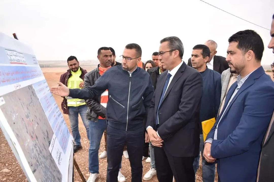 L’ouvrier de la province Taourirt supervise une visite de terrain d’importants projets routiers et tient une réunion de communication avec les collectivités territoriales