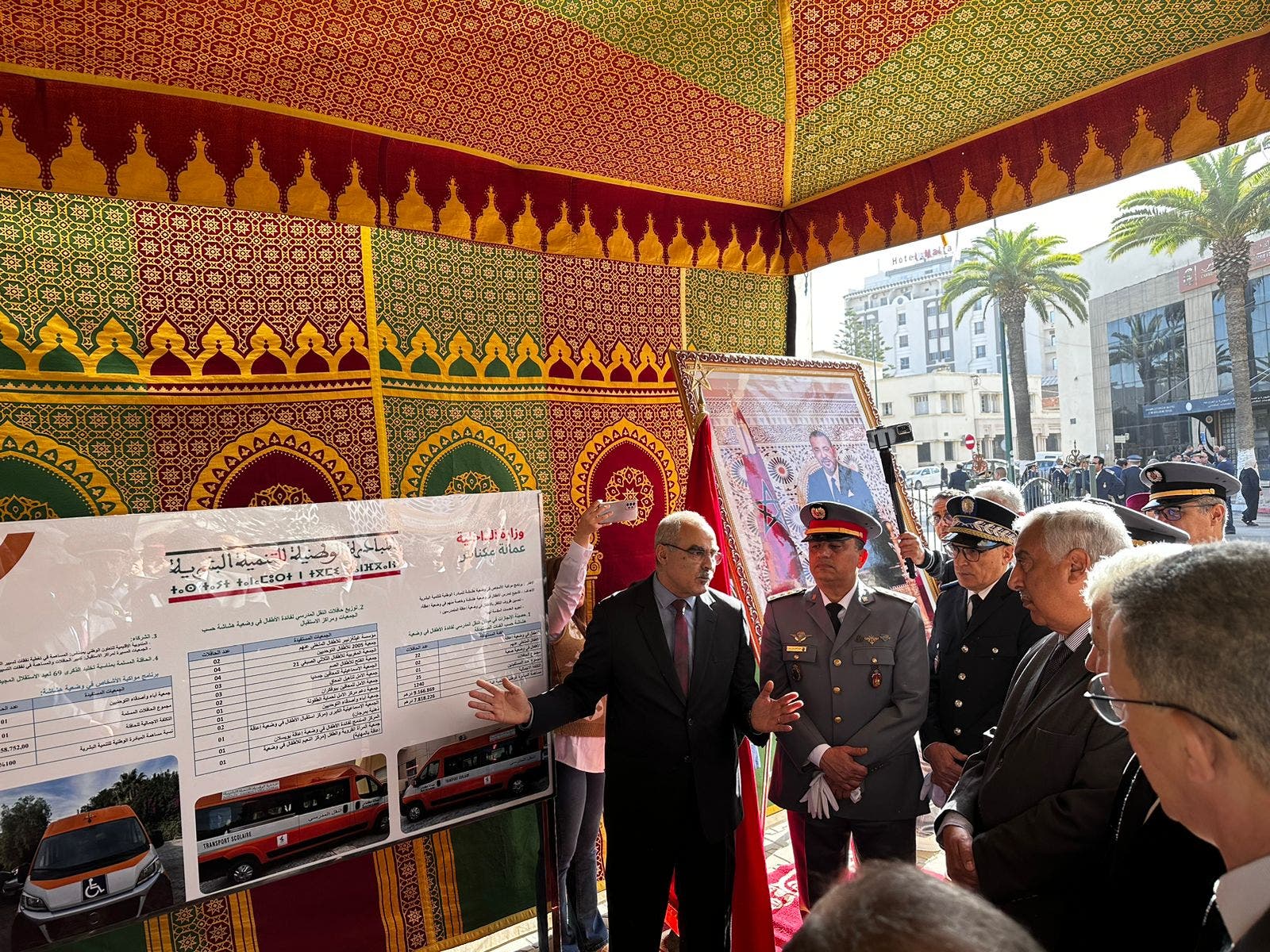 Meknès : Distribution de fauteuils roulants et d’un bus scolaire aux personnes handicapées