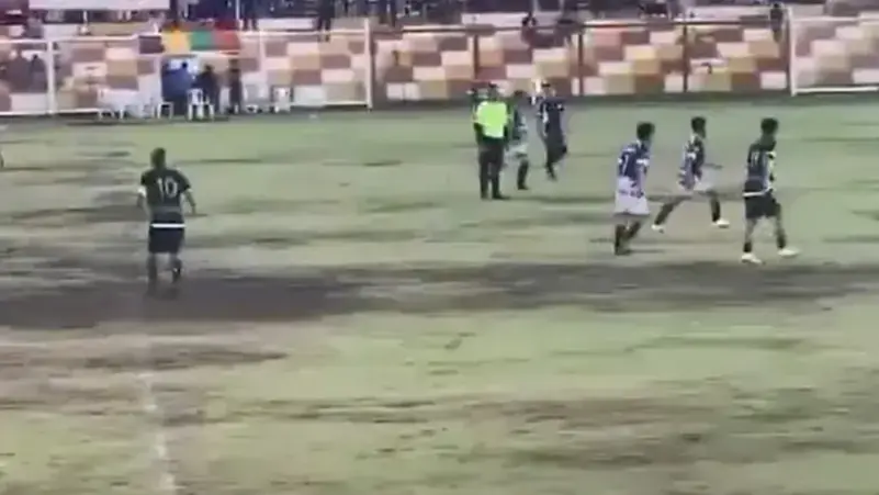 Un éclair tue un joueur et en blesse d’autres lors d’un match de football au Pérou (vidéo)