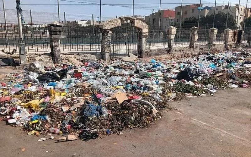 Une accumulation de détritus entoure le stade Al-Karb à Agadir, provoquant la colère des habitants