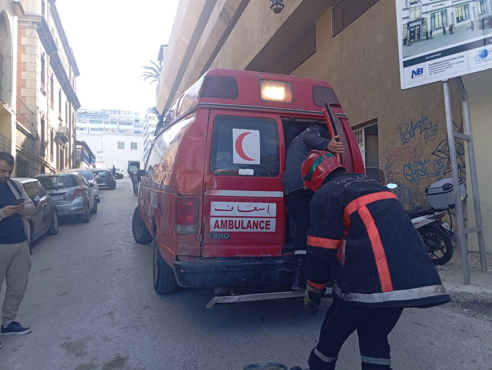 Tanger…au secours d’un ouvrier après l’effondrement d’une partie d’un atelier de construction dans le quartier de l’Espanyol (photos)