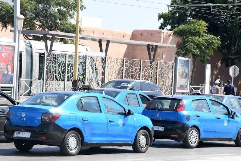 «Barakaj» et «Siba».. Les propriétaires de taxis à Rabat assiègent un véhicule de transport via des applications