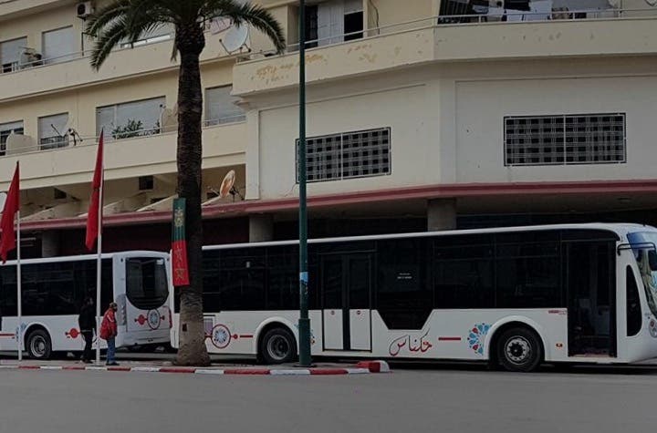 City Bus Company enquête sur la collision d’un autobus de transport urbain contre la façade d’un café