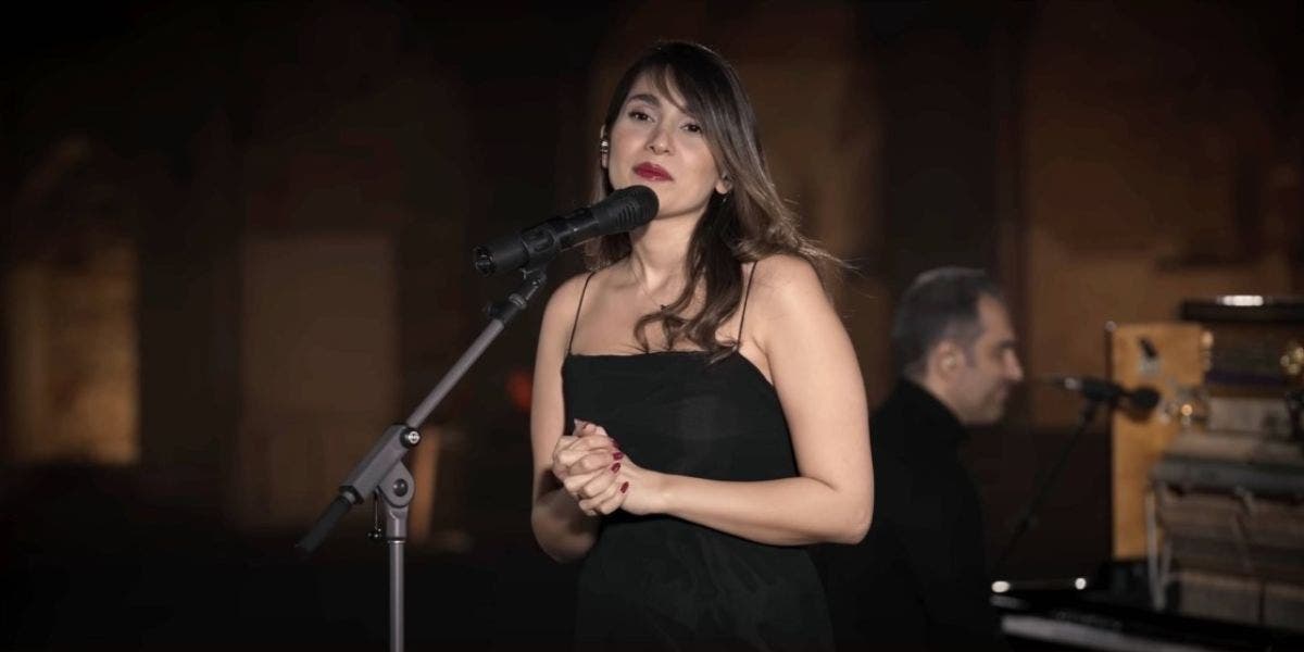 L’Iran libère l’artiste Parastou Ahmadi après s’être produite lors d’un concert sans hijab