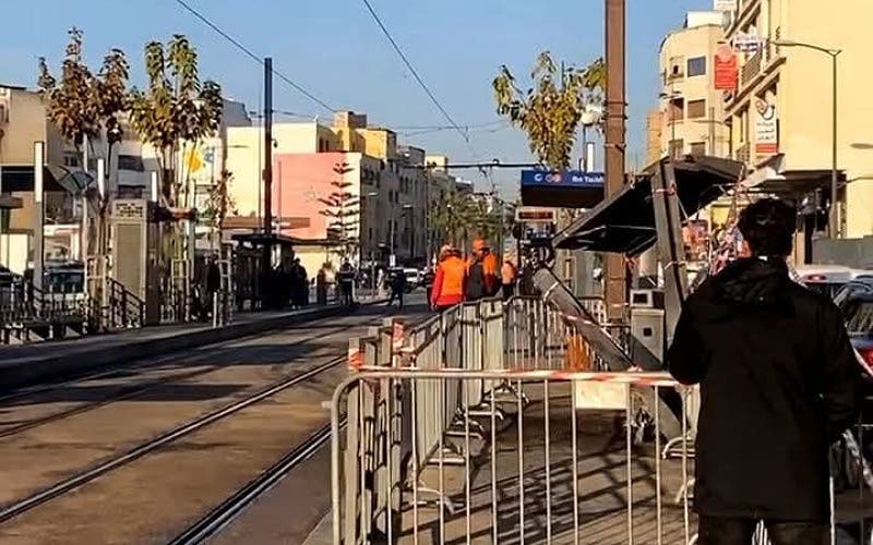 Le bilan d’une collision de camions à une station de tramway s’alourdit à 3 morts.