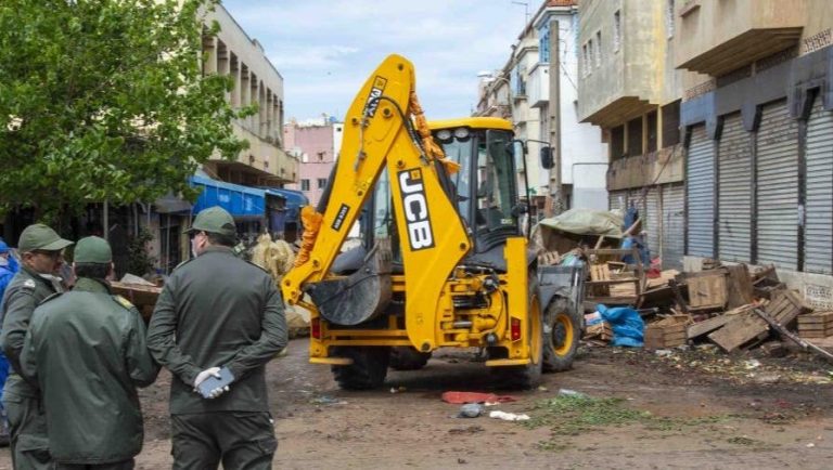 Le bulldozer Pasha Settat continue de libérer les rues et les citoyens réclament sa généralisation