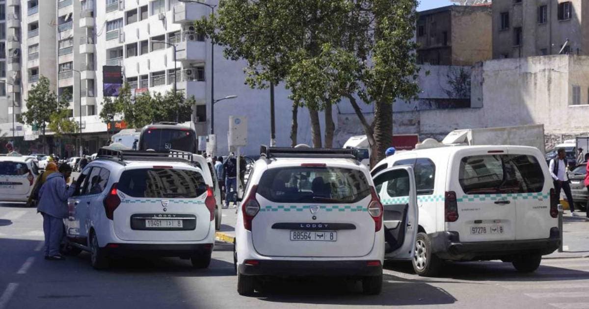 Les autorités empêchent les chauffeurs de taxi de manifester devant le tribunal d’Al-Bayda