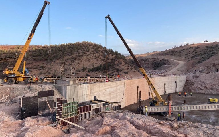 Les travaux de construction du barrage d'Oued Lakhdar à Azilal avancent à un rythme rapide