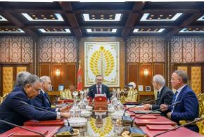 Sa Majesté le Roi Mohammed VI, que Dieu L’Assiste, a présidé, aujourd’hui lundi au Palais Royal à Casablanca, une séance de travail consacrée à la question de la révision du Code de la Famille. Communiqué