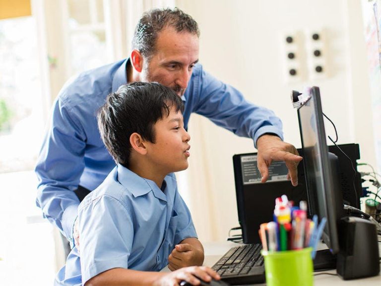 Un projet de loi fixe l'âge du numérique à 16 ans pour protéger les enfants des risques électroniques