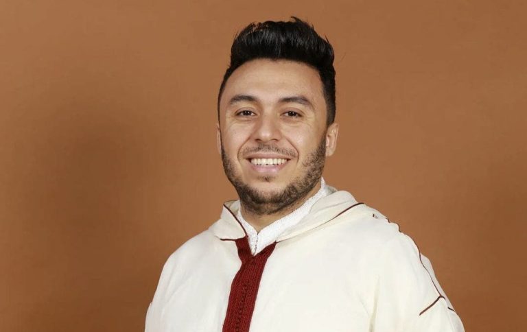 Zakaria Al-Ghafouli soutient les étudiants du séminaire lors d'un événement caritatif