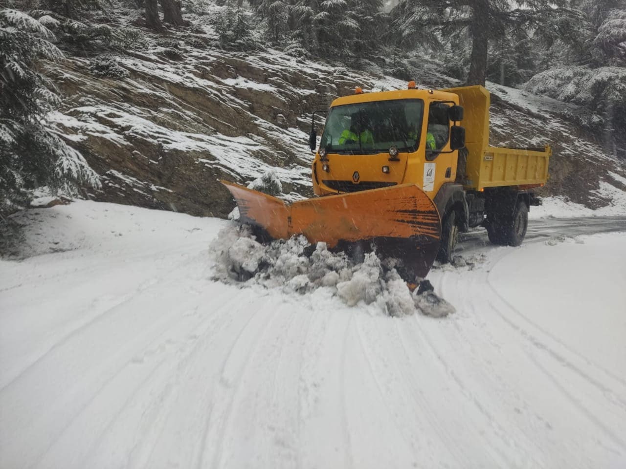 La campagne est baignée de blanc. D’importantes chutes de neige s’élèvent au-dessus des hauteurs d’Al Hoceima (photos)