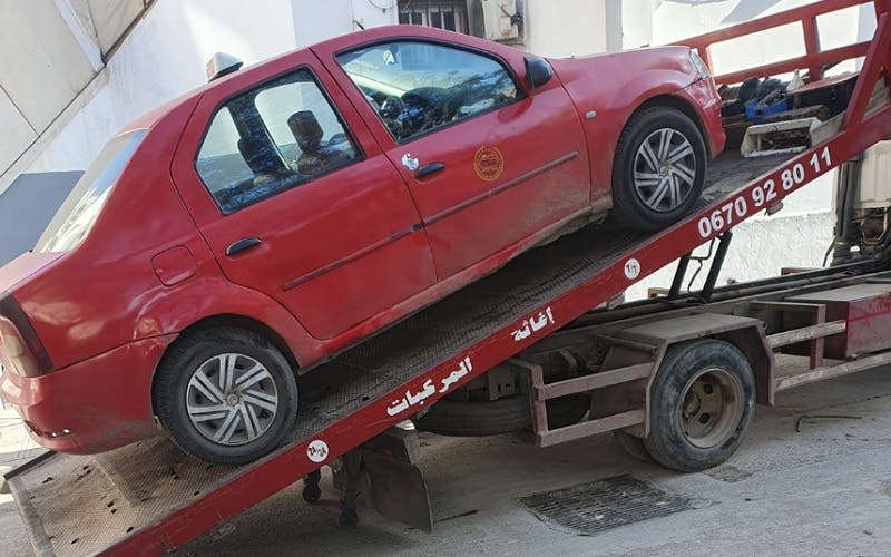 Al-Bayda.. La sécurité saisit un « faux » taxi et arrête son propriétaire (photos)