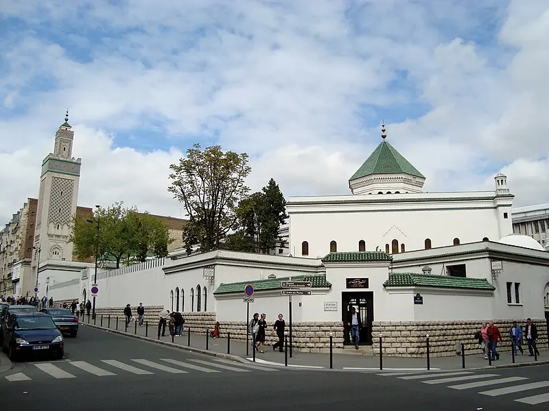 La première pierre a été posée par le sultan marocain Moulay Youssef. L’histoire de la construction de la Grande Mosquée de Paris