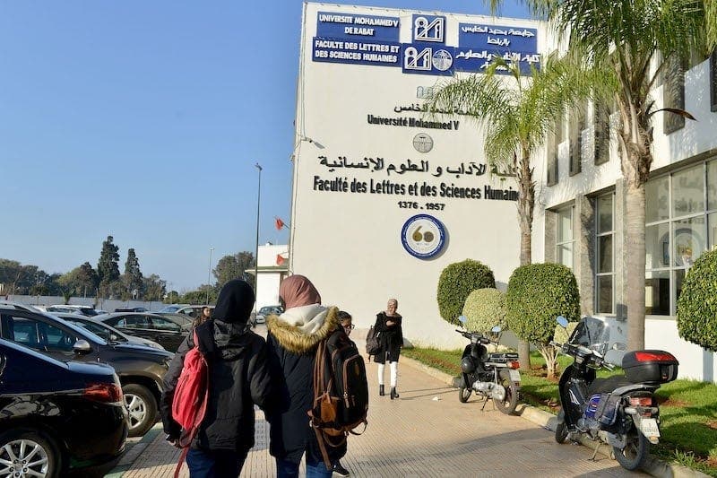 Les étudiants en médecine continuent d’attendre trois mois en raison du retard dans le versement de la bourse