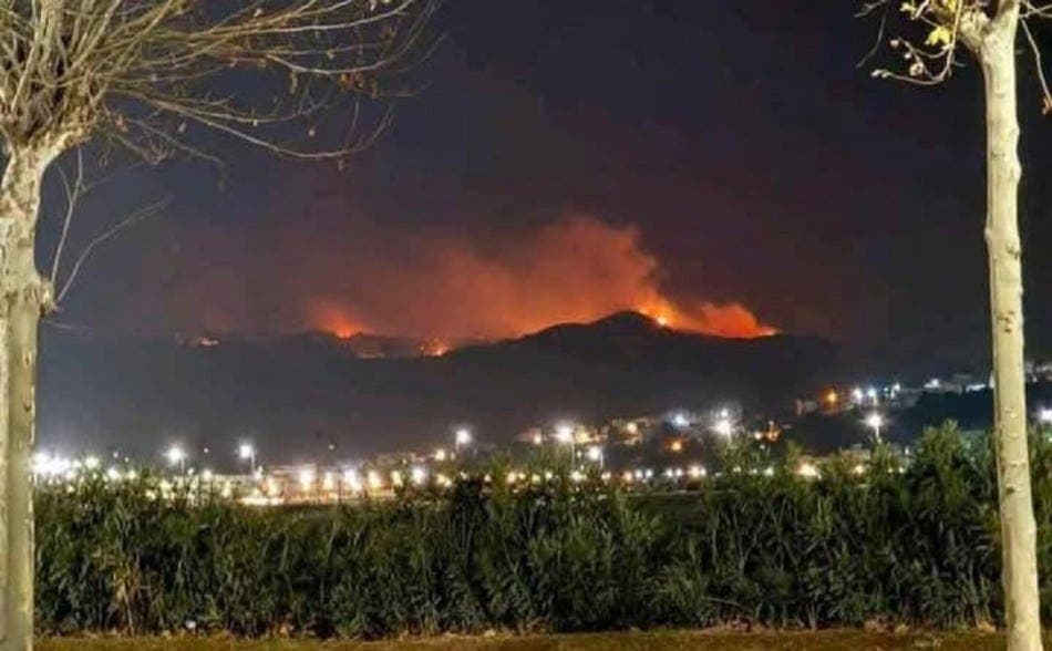 Malgré le froid… le mystère entoure les causes de l’incendie de forêt de Tétouan