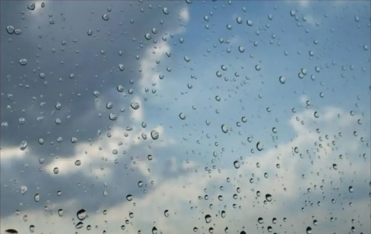 Météo du dimanche : nuages ​​accompagnés de gouttes de pluie