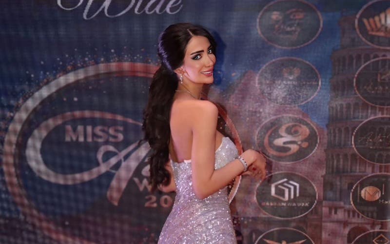 Shorouk Al-Shalawati brille en présentant le concours Miss Arabe