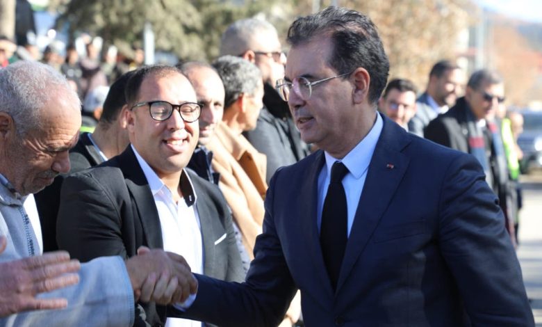 Un ouvrier de la province d'Al Hoceima inspecte les travaux de reconstruction de la route Khalfa-Iskan 1 Un ouvrier de la province d'Al Hoceima inspecte les travaux de reconstruction de la route Khalfa-Iskan