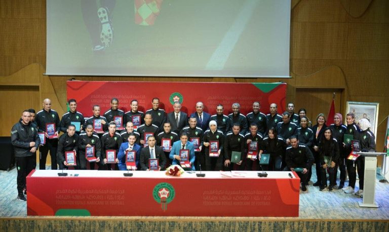 Les arbitres du football se rencontrent lors de la cérémonie en l'honneur des retraités et célébrant les internationaux