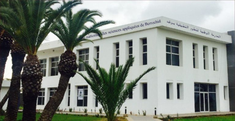 Les cadres de la National School of Applied Sciences de Berrechid sont en train de protester pendant une semaine