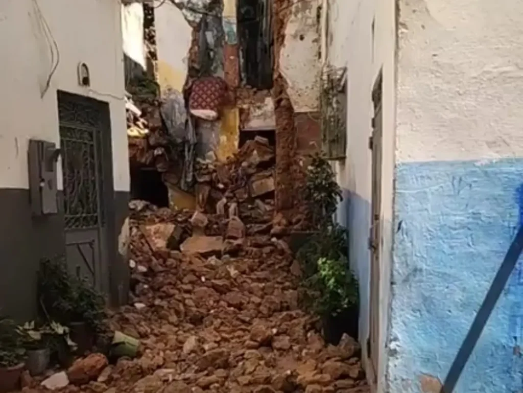 Larache .. L'effondrement d'un ancien bâtiment qui provoque une fermeture de ruelle et des pannes de courant