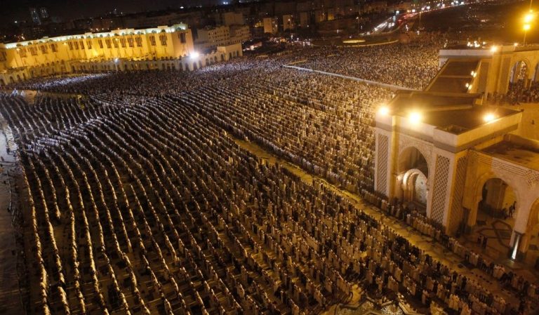Les voix des lecteurs se disputent pour attirer les fidèles au milieu de la demande de mosquées