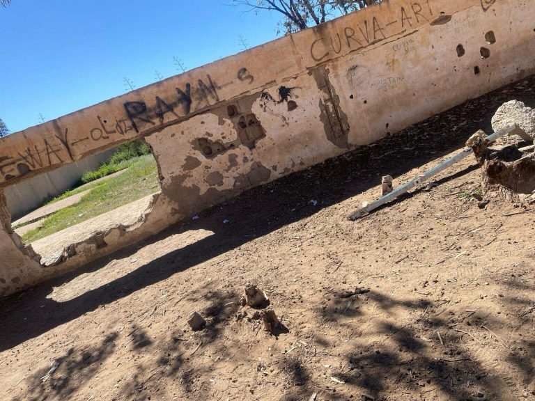 Nador .. Le danger de la mort poursuit les étudiants préparatoires de la tête de l'eau à cause d'un mur délabré