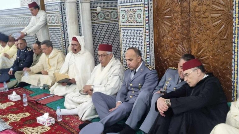 Revivant la nuit bénie du destin dans la grande mosquée de Meknes, dirigée par le travailleur