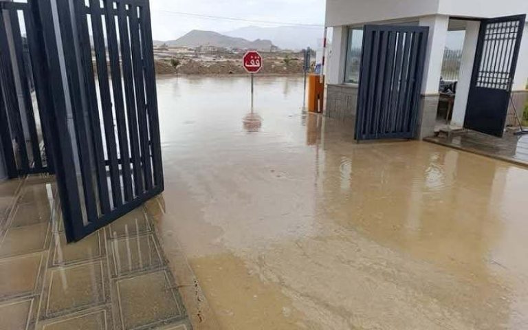 Un scandale sain à Midar. Un nouvel hôpital se noyant dans l'eau avant de terminer sa première année