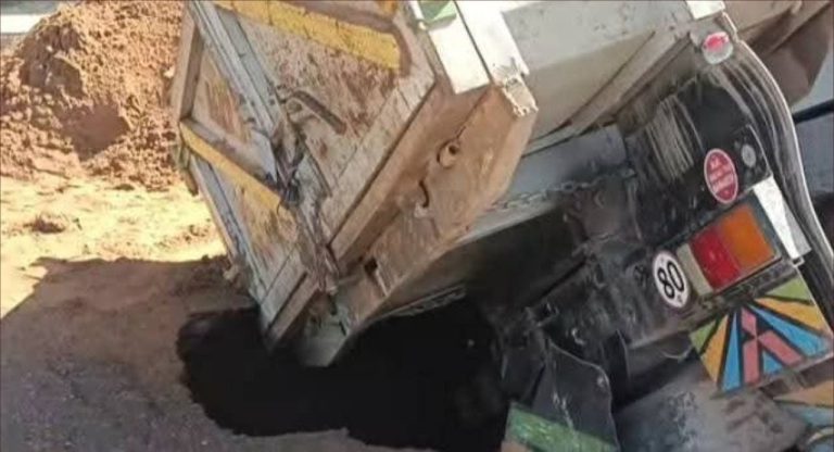 Un trou avale un "camion" à Marrakech