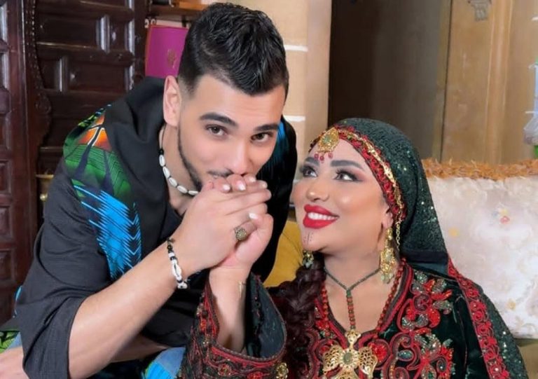 Omaima Baazazi représentant un clip vidéo pour sa nouvelle chanson avec son mari