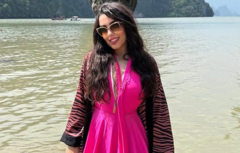 Sahar Al -siddiqi célèbre l'eau dans les rues de «Thaïlande»