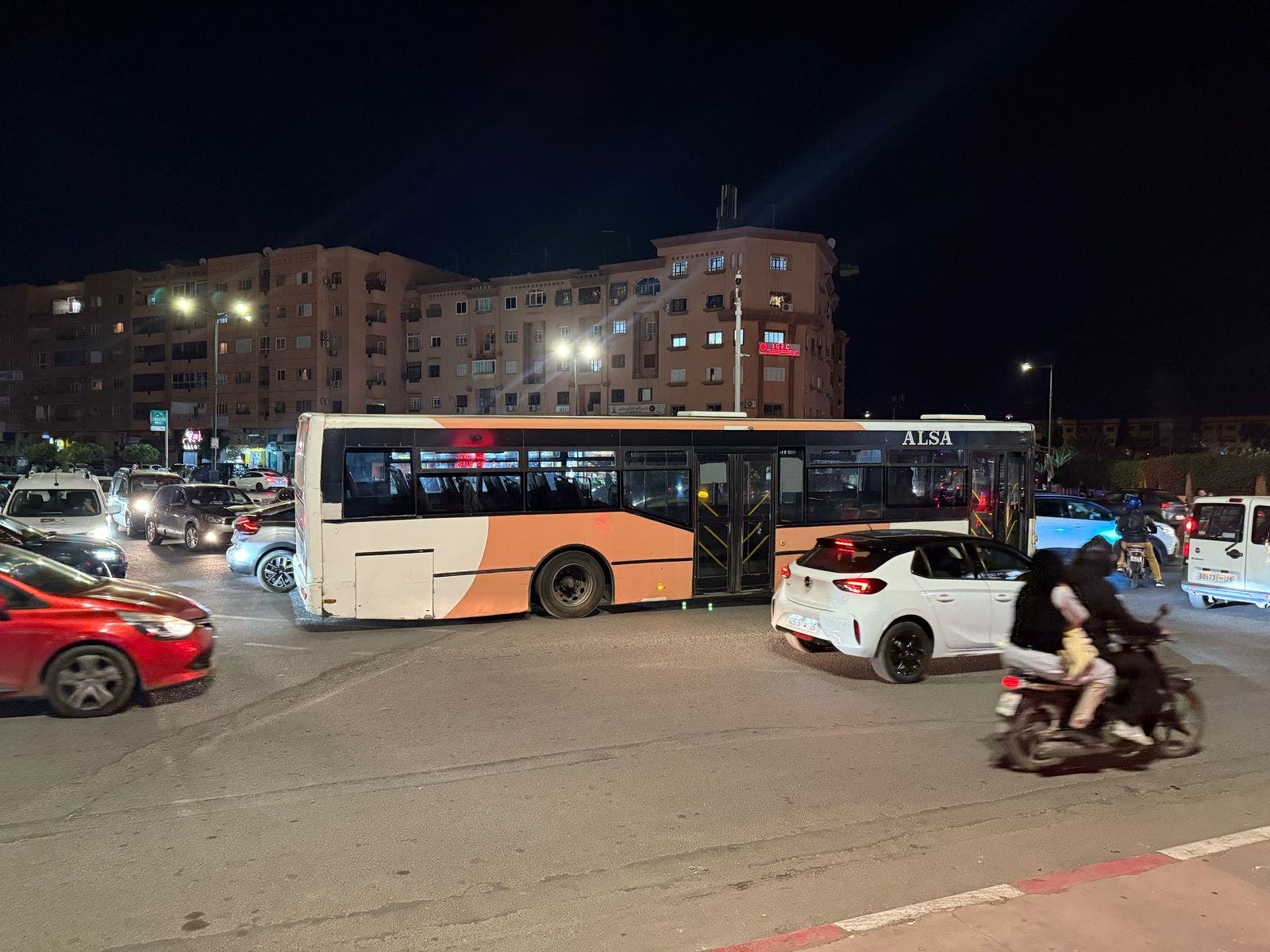 Le bus "Alza" délabré provoque le trafic et le trafic à Marrakech (photos)