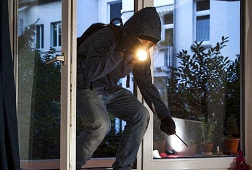 Single .. La coordination de la sécurité conduit à l'arrestation du pharaon. Ils ont pris d'assaut la villa du groupe Hassoun Sons, à la périphérie de Marrakech 1 انفراد.. تنسيق امني يقود لتوقيف ملثمان اقتحموا ڤيلا بجماعة اولاد حسون ضواحي مراكش