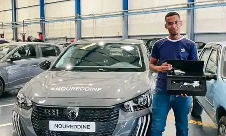 Compagnie "Peugeot", le jeune Noureddine est guidé par une nouvelle voiture après sa position héroïque 1 Compagnie "Peugeot", le jeune Noureddine est guidé par une nouvelle voiture après sa position héroïque
